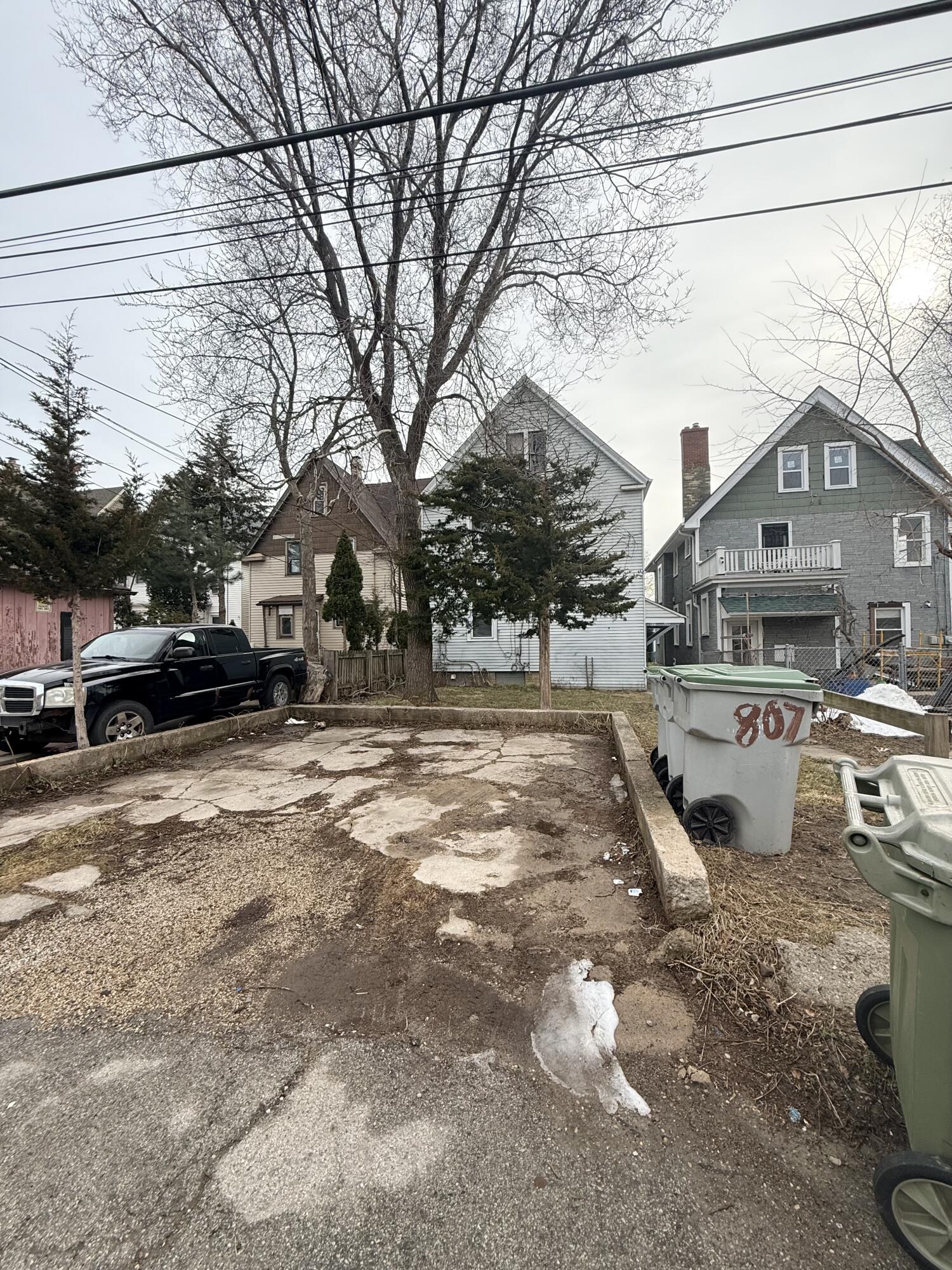 807 South 29th Street, Unit 809 Milwaukee, WI 53215 - Photo 4 of 29 Alley Parking