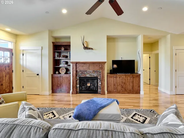 $625,000 | 1508 Crestview Drive, Silverton, OR 97381