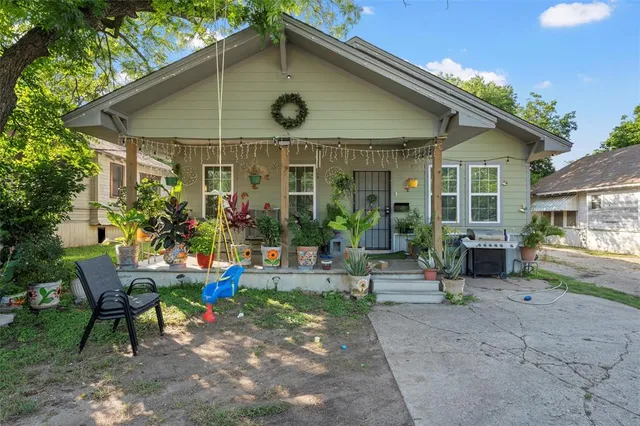 a view of a chair and table in backyard of the house