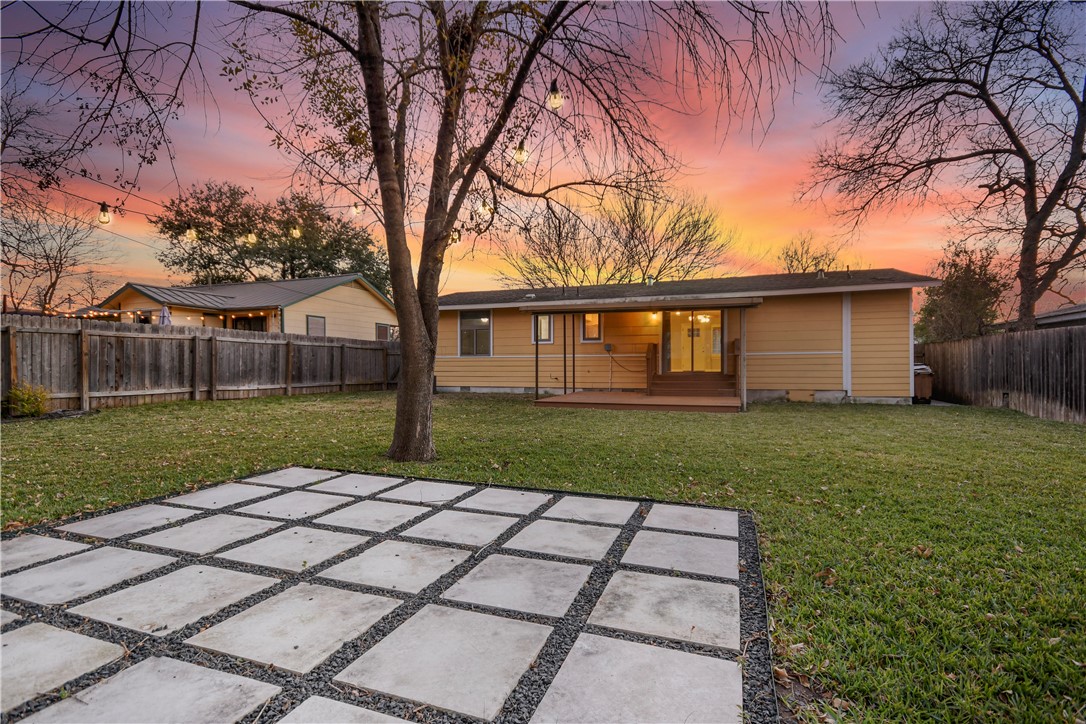 108 East Skyview Road Austin, TX 78752 - Photo 11 of 28 Back patio