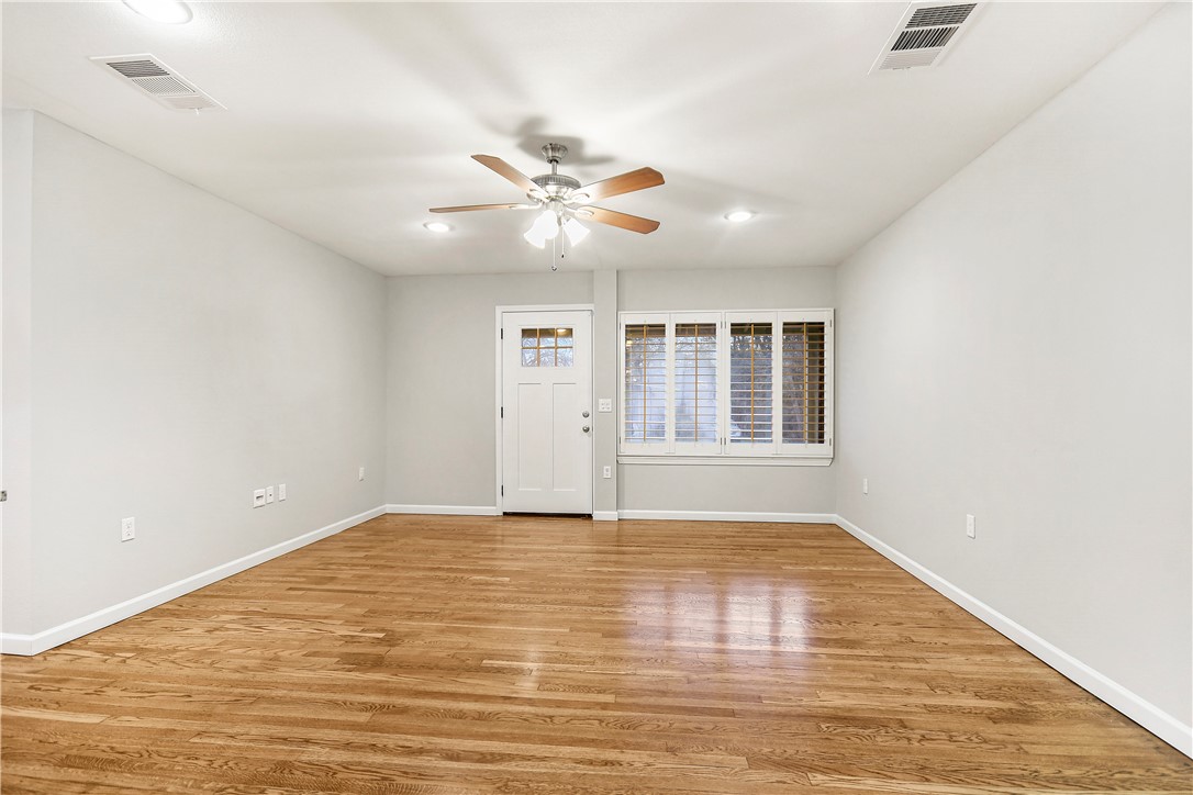 108 East Skyview Road Austin, TX 78752 - Photo 12 of 28 Living space