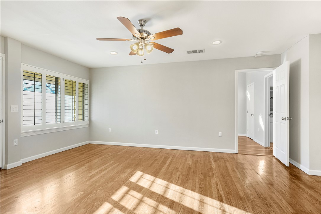 108 East Skyview Road Austin, TX 78752 - Photo 13 of 28 Living