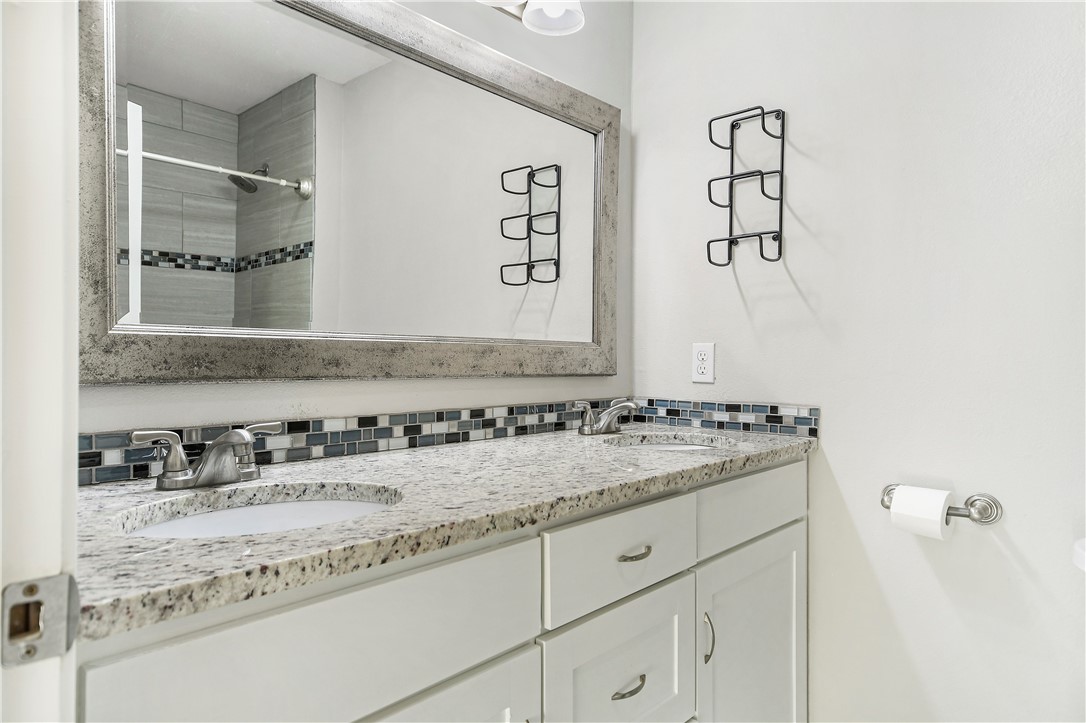 108 East Skyview Road Austin, TX 78752 - Photo 16 of 28 Primary ensuite bath