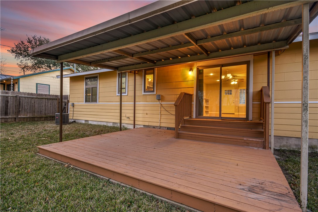 108 East Skyview Road Austin, TX 78752 - Photo 21 of 28 Covered deck