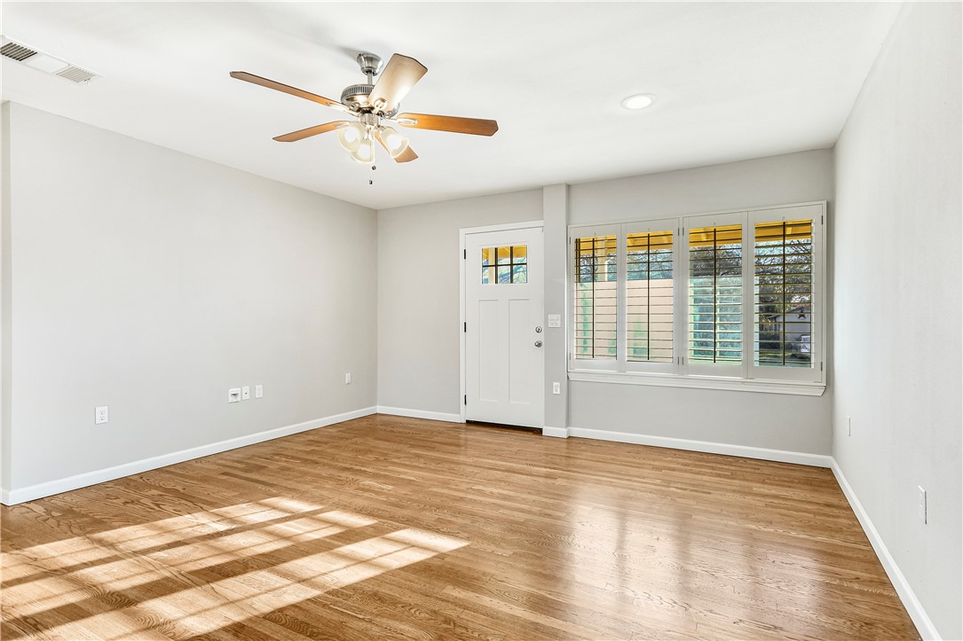 108 East Skyview Road Austin, TX 78752 - Photo 3 of 28 Living Space