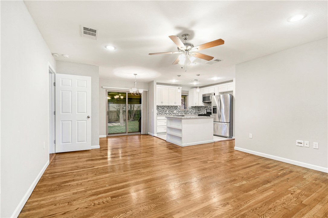 108 East Skyview Road Austin, TX 78752 - Photo 4 of 28 Open and bright layout