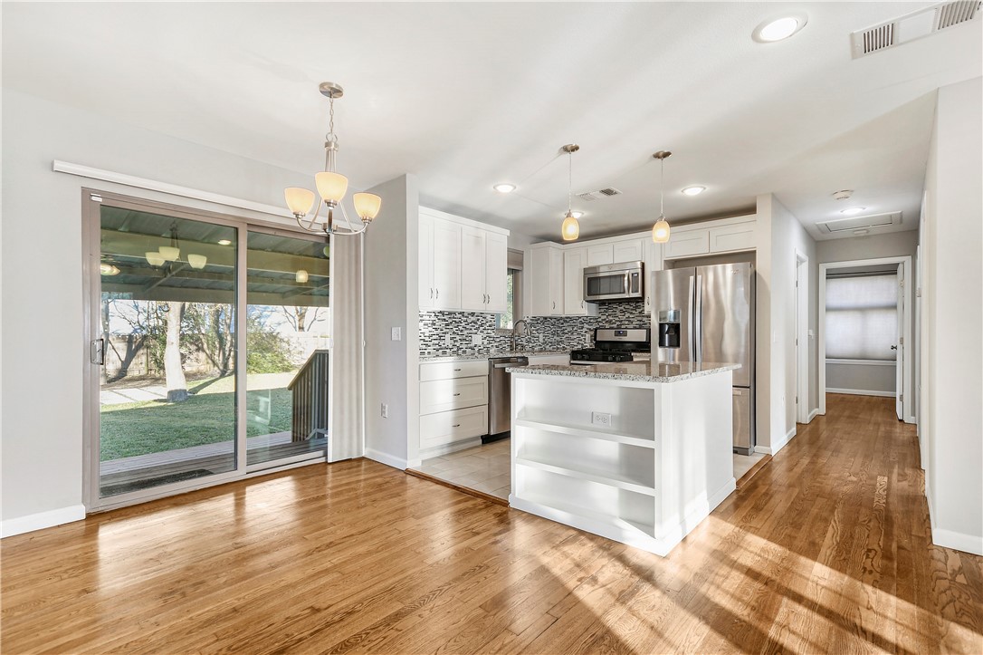 108 East Skyview Road Austin, TX 78752 - Photo 5 of 28 Dining with backyard view