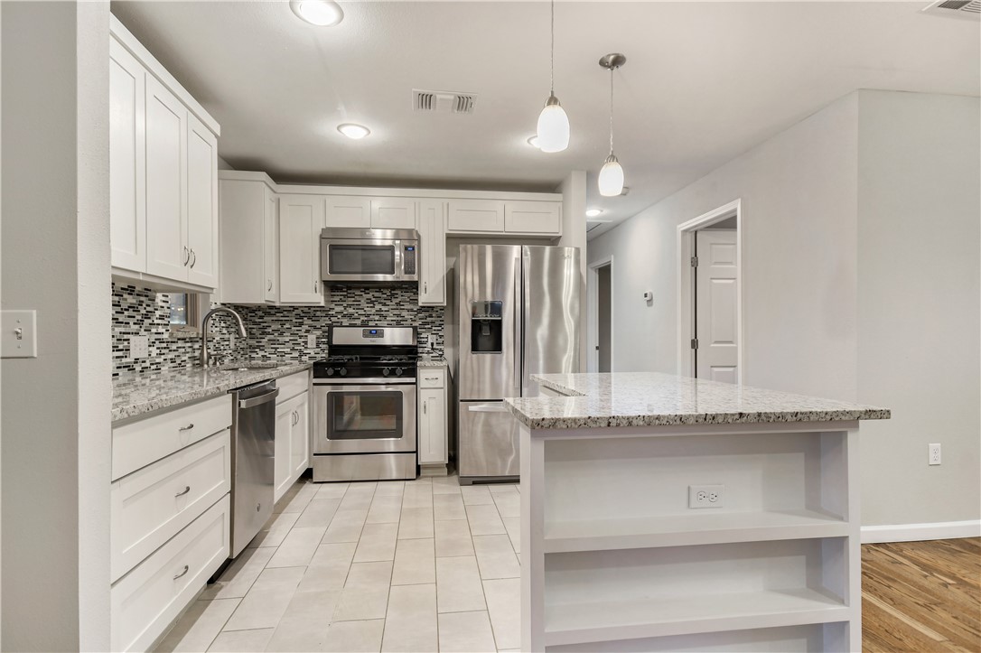 108 East Skyview Road Austin, TX 78752 - Photo 6 of 28 Sparking kitchen offers timeless beauty and funtionality!