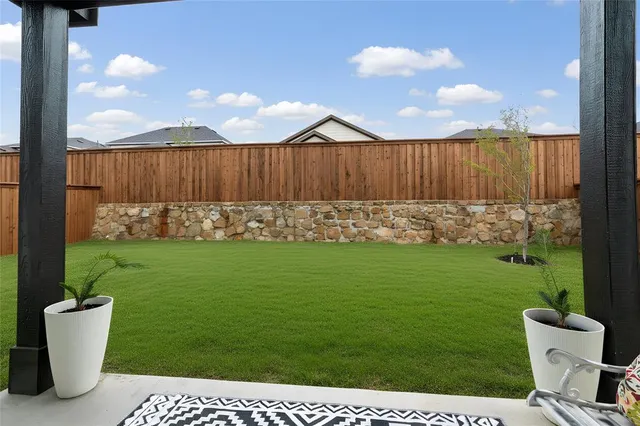 a view of a back yard