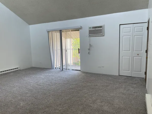 $1,650 | 1023 Kuhn Road, Unit 4, Carol Stream, IL 60188