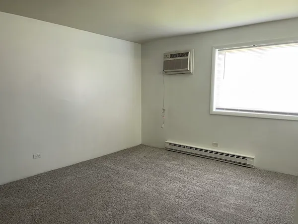 $1,650 | 1023 Kuhn Road, Unit 4, Carol Stream, IL 60188