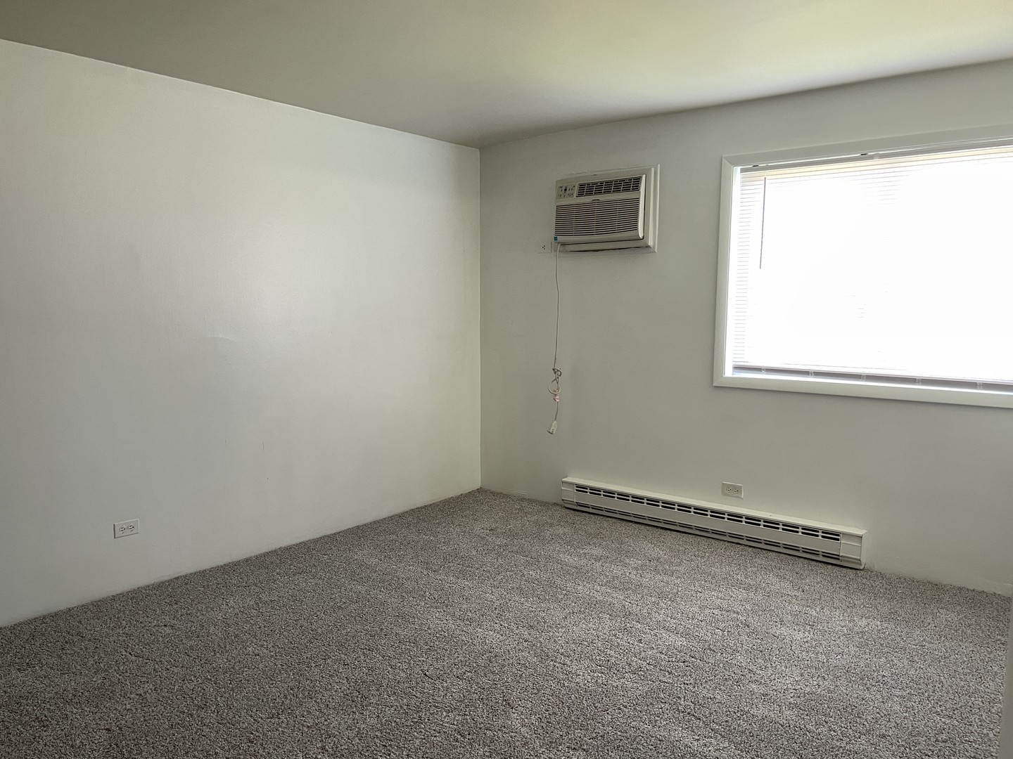 1023 Kuhn Road, Unit 4 Carol Stream, IL 60188 - Photo 6 of 9 an empty room with a window