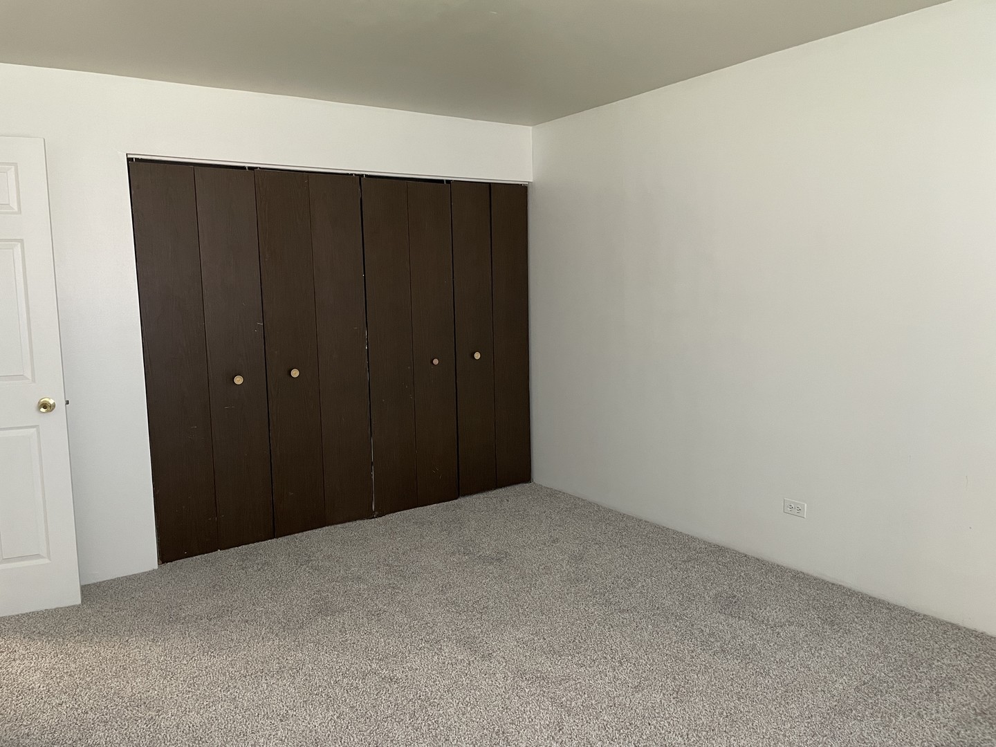 1023 Kuhn Road, Unit 4 Carol Stream, IL 60188 - Photo 7 of 9 a view of an empty room
