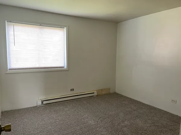 $1,650 | 1023 Kuhn Road, Unit 4, Carol Stream, IL 60188