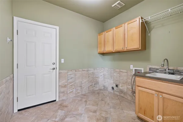 $999,950 | 31502 40th Avenue South, Roy, WA 98580