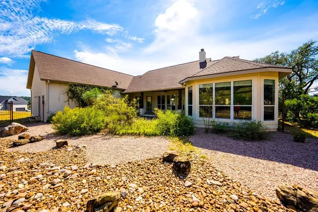 a view of a backyard