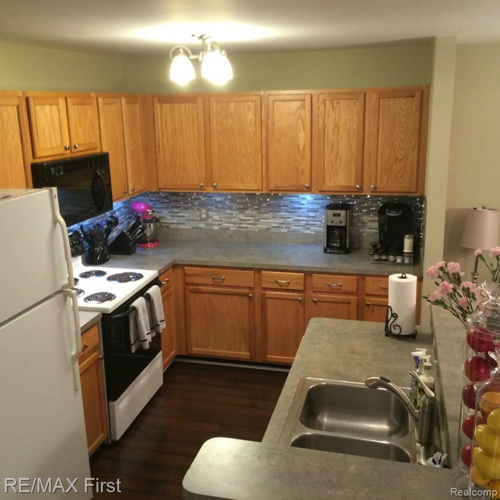 45643 Heather Ridge Drive, Unit 163 Macomb, MI 48044 - Photo 5 of 12 3.JPG