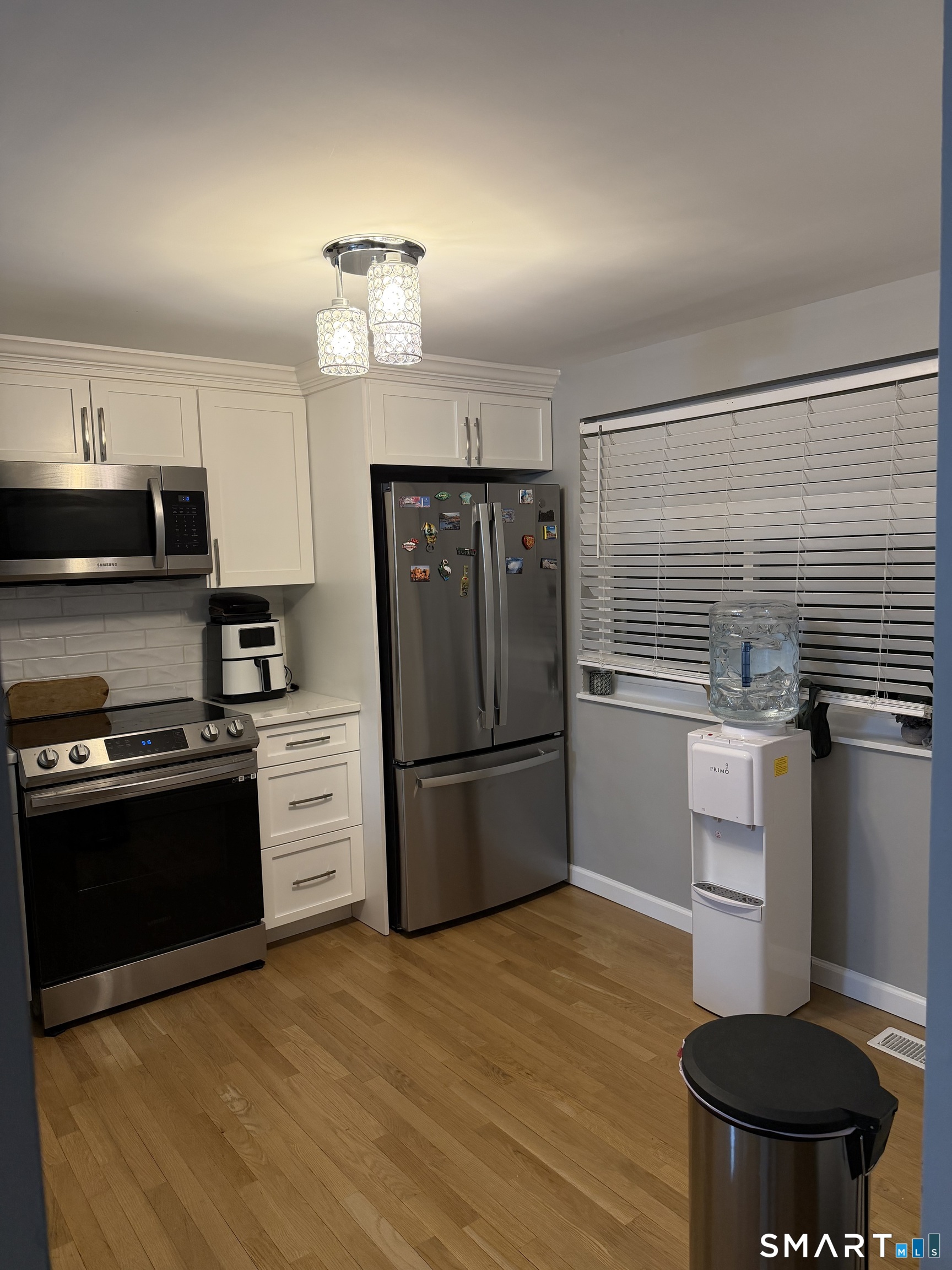 43 Sun Ridge Lane, Unit 43 Cromwell, CT 06416 - Photo 5 of 30 a kitchen with a refrigerator and a stove