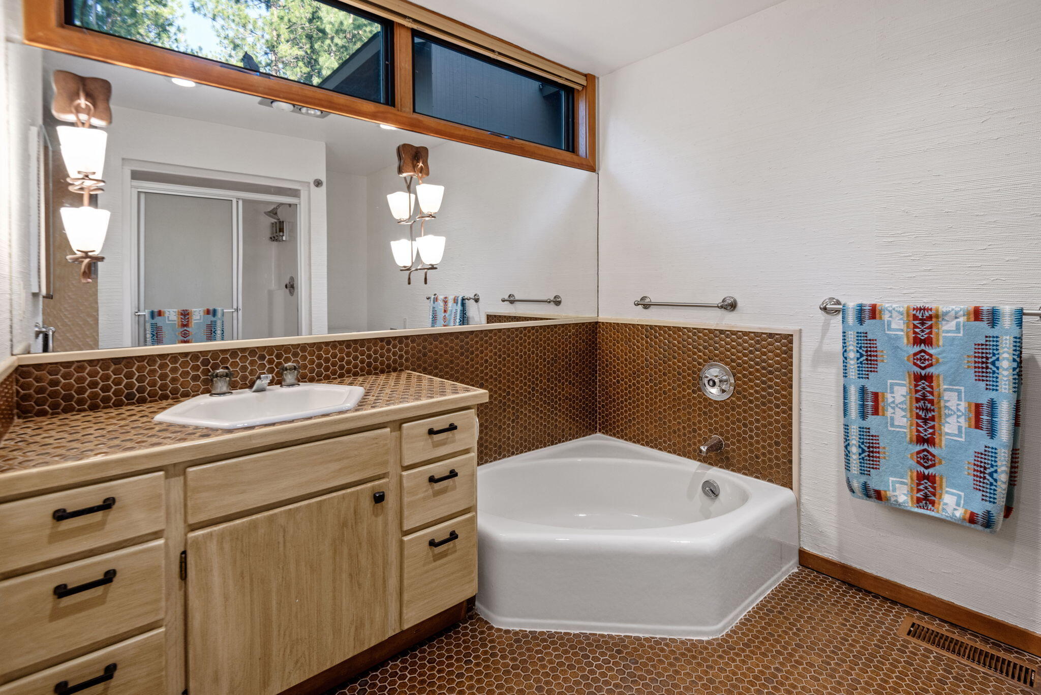 70215 Viola Black Butte Ranch, OR 97759 - Photo 17 of 63 Primary bath