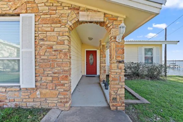 $899,000 | 960 Lakeview Drive, Tow, TX 78672