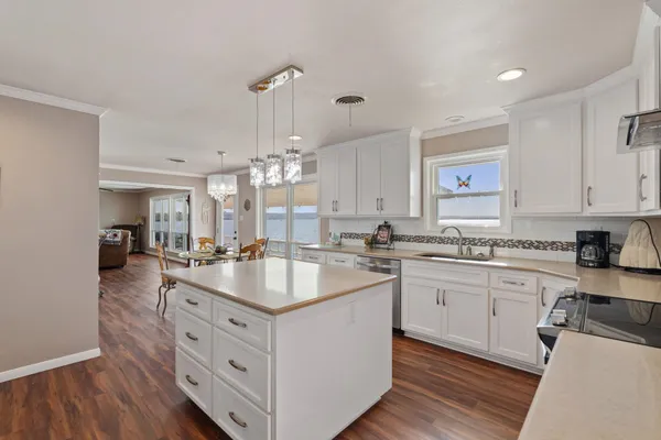 $899,000 | 960 Lakeview Drive, Tow, TX 78672