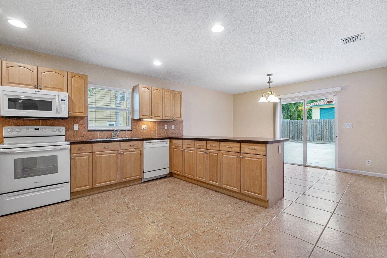 5592 1st Road Lake Worth, FL 33467 - Photo 8 of 22 008-55921stRoad-LakeWorth-FL-33467-SMALL