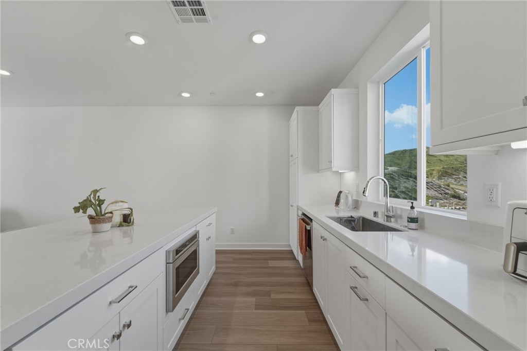 26661 Blue Hls Loop Valencia, CA 91381 - Photo 3 of 22