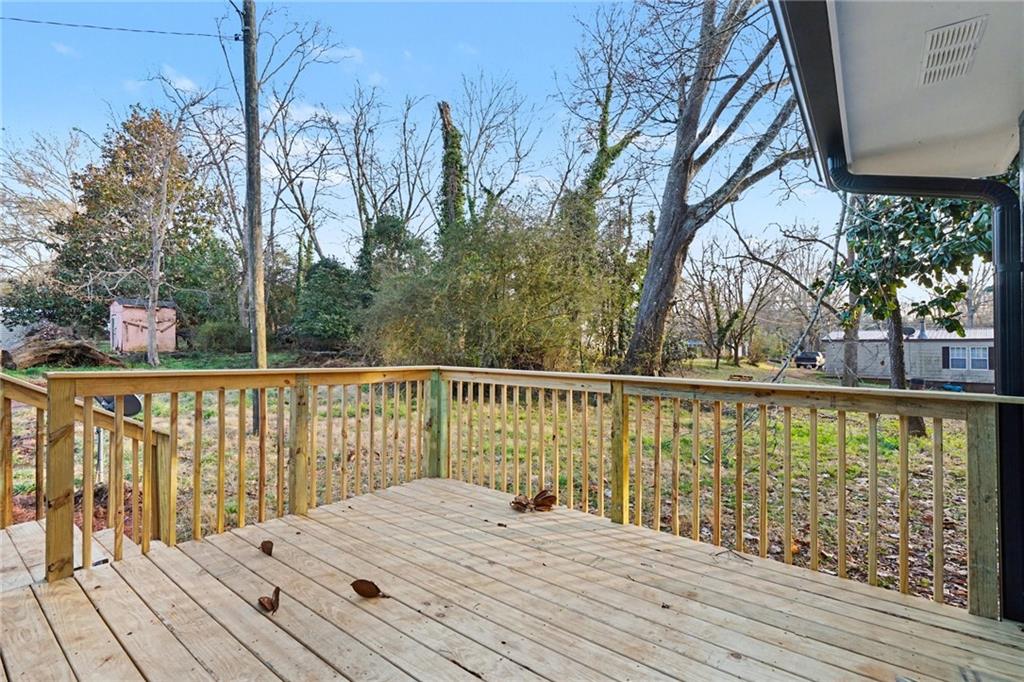 1004 Mapp Street Madison, GA 30650 - Photo 28 of 30 a view of balcony with wooden floor and fence