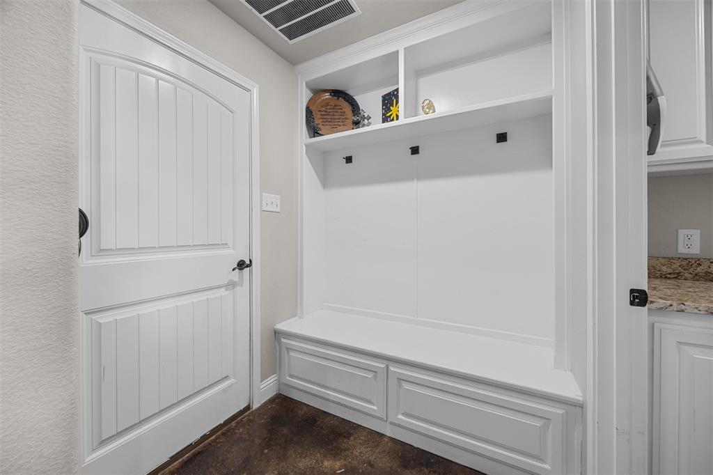 113 Treys Way Godley, TX 76044 - Photo 17 of 39 a bathroom with a bathtub