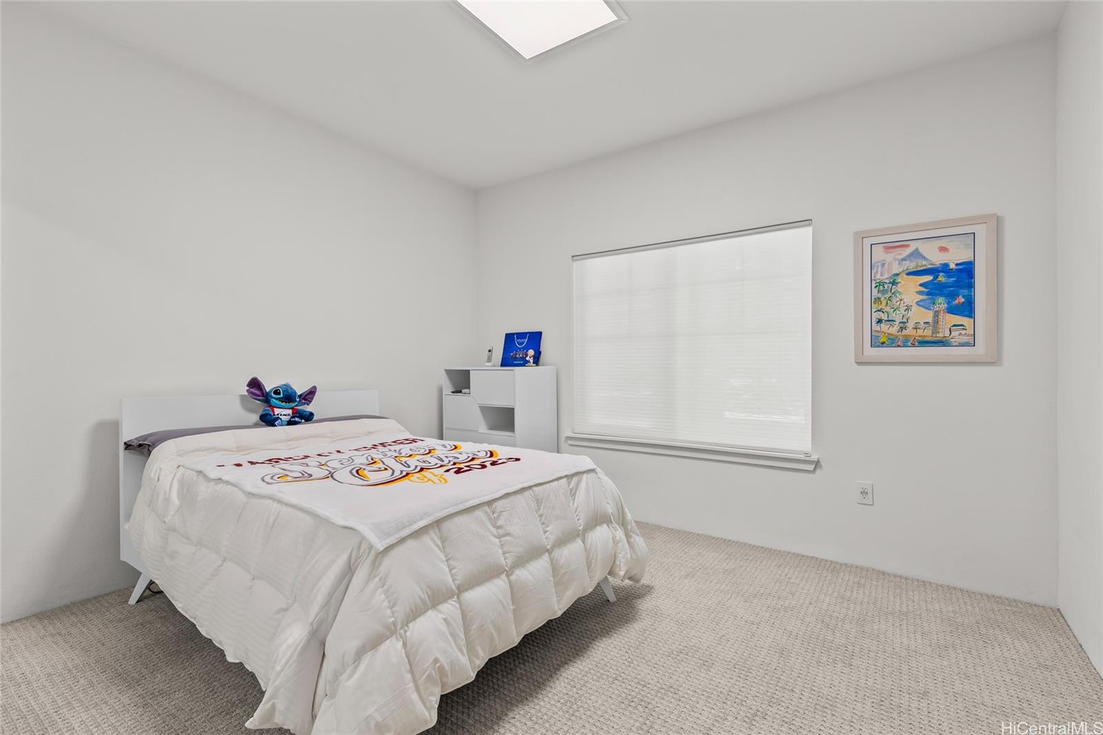 520 Lunalilo Home Road, Unit 8107 Honolulu, HI 96825 - Photo 15 of 25 a bedroom that has a bed and a table in it