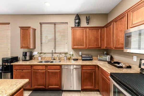 $2,400 | 1817 East Beautiful Lane, Phoenix, AZ 85042