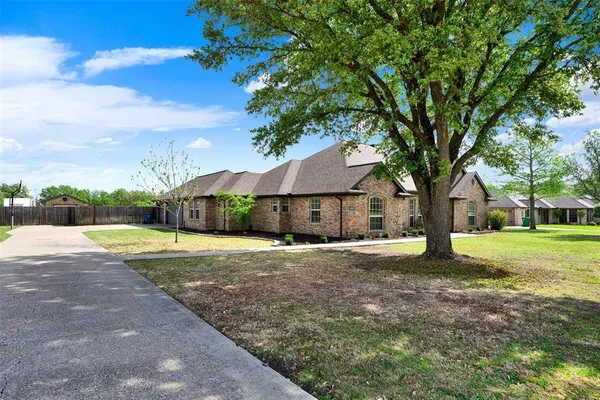 $518,000 | 1201 East Oaklawn Drive, Talty, TX 75160