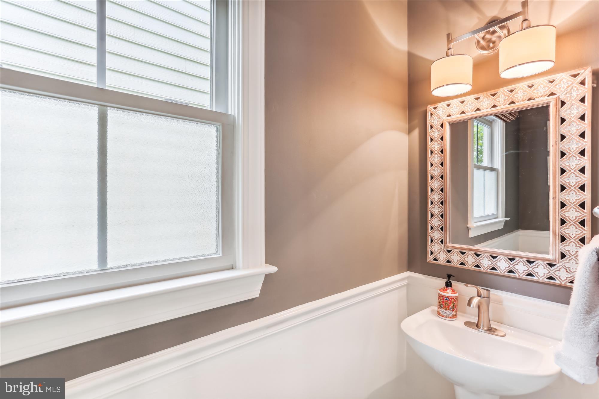 204 Hart Road Gaithersburg, MD 20878 - Photo 15 of 72 Main level powder room