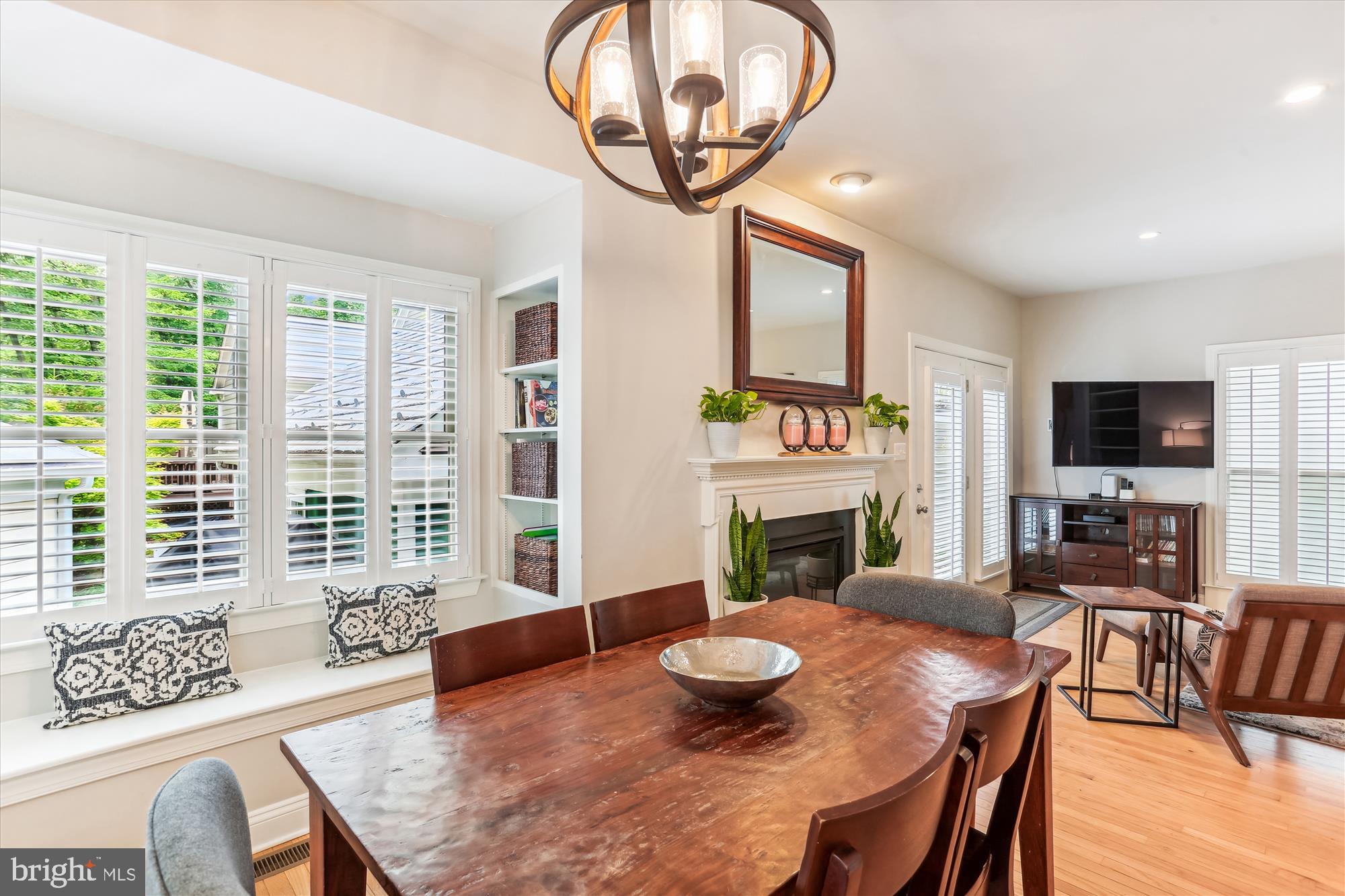 204 Hart Road Gaithersburg, MD 20878 - Photo 19 of 72 Dining room with window seat