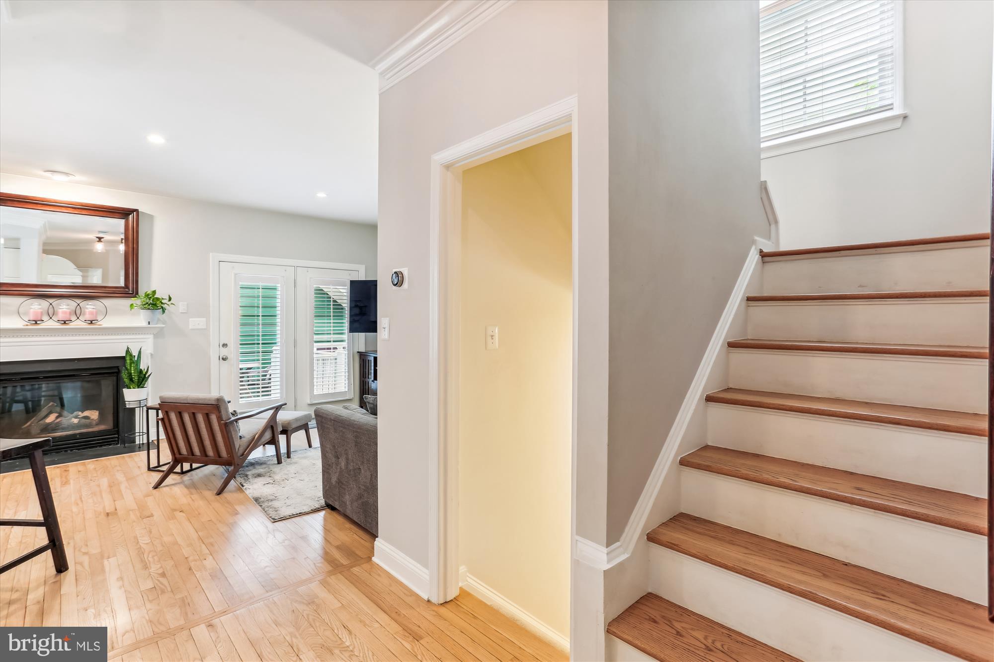 204 Hart Road Gaithersburg, MD 20878 - Photo 32 of 72 Steps to upper level 1