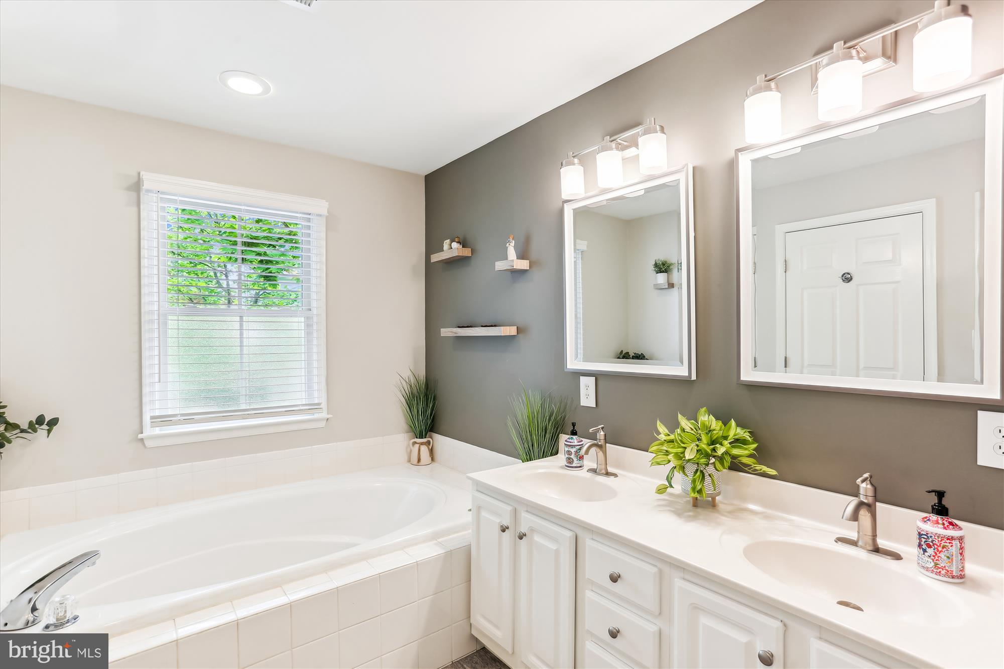 204 Hart Road Gaithersburg, MD 20878 - Photo 36 of 72 Primary bath soaking tub