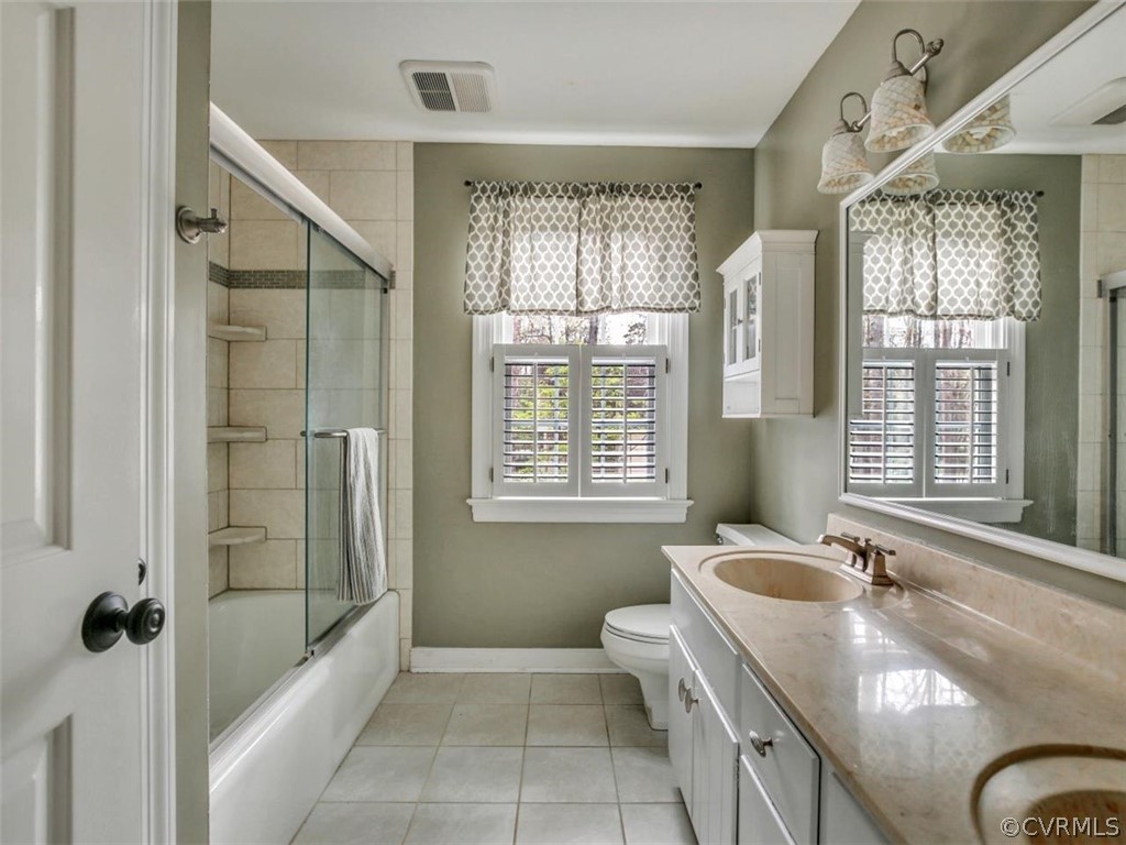 13512 Queensgate Road Midlothian, VA 23114 - Photo 31 of 41 2nd floor hall bath w/ double vanities, ceramic ti