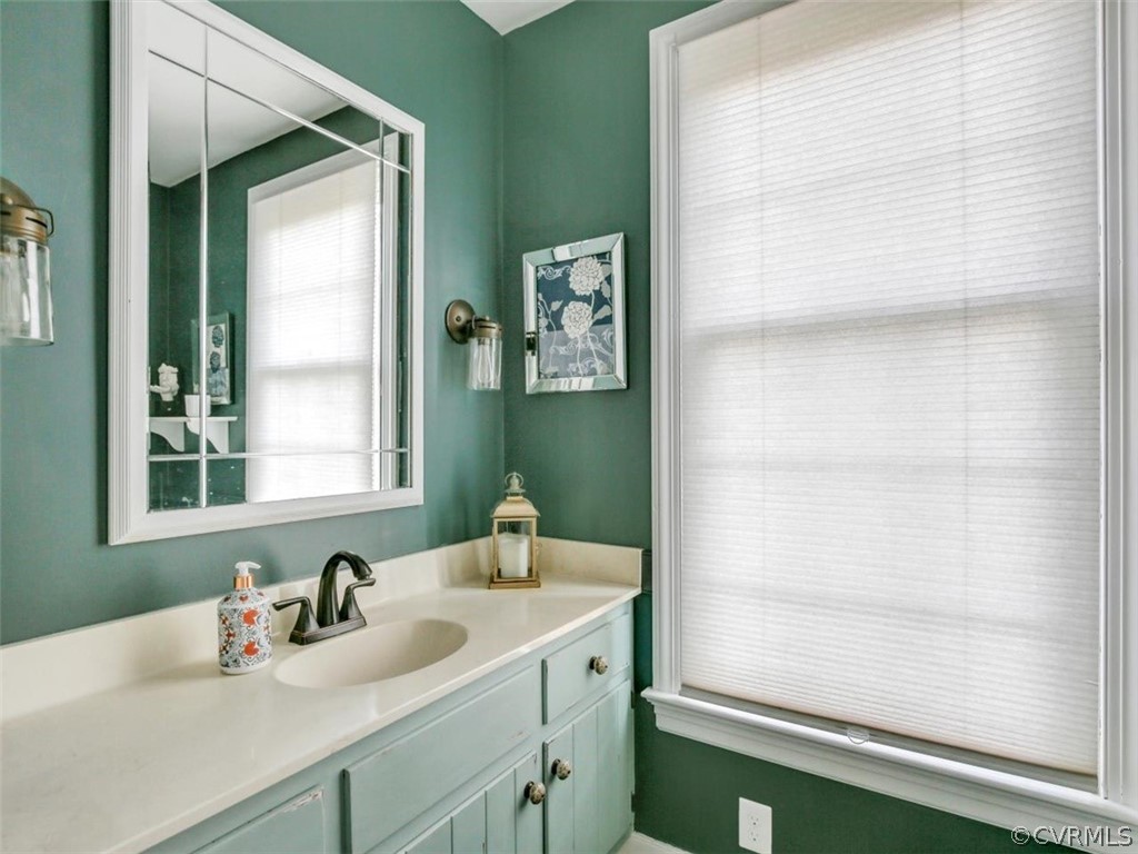 13512 Queensgate Road Midlothian, VA 23114 - Photo 6 of 41 Half bath off the foyer