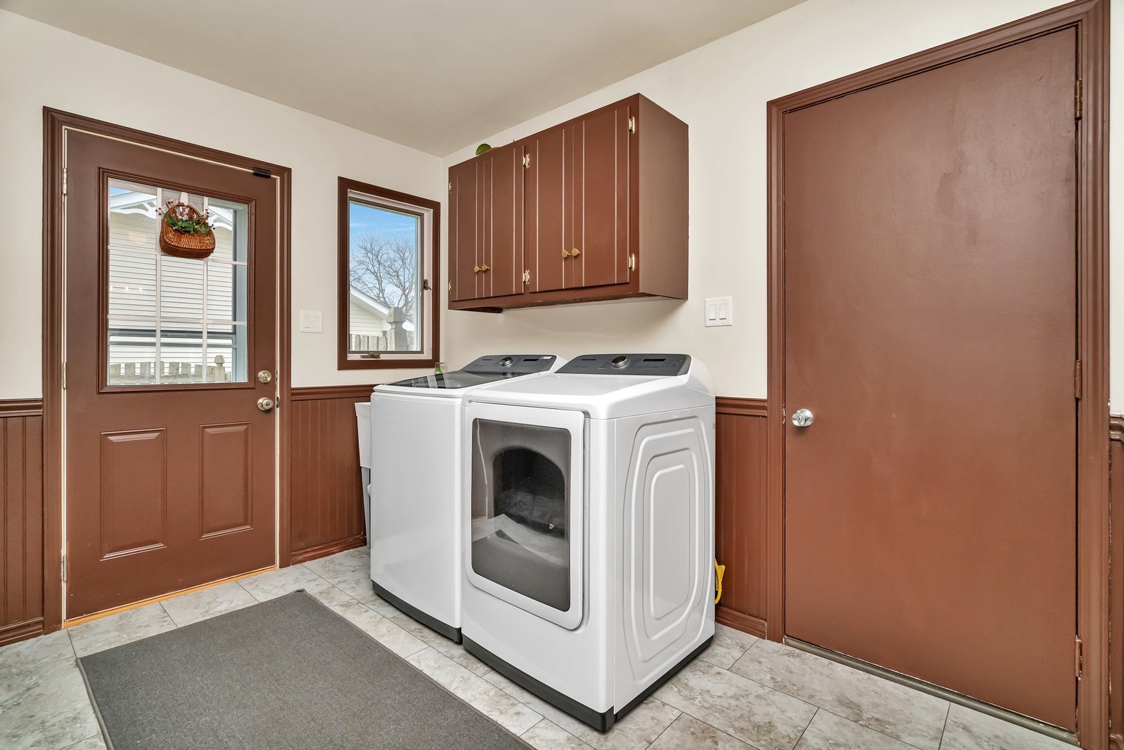 218 San Carlos Road Minooka, IL 60447 - Photo 19 of 40 a utility room with dryer and washer