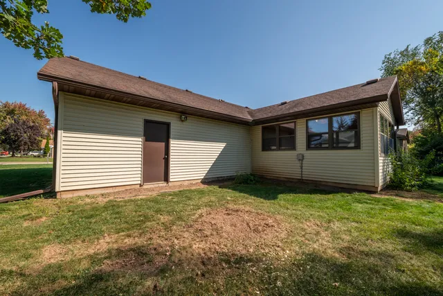 $329,900 | 1236 Meadowview Drive, Menasha, WI 54952