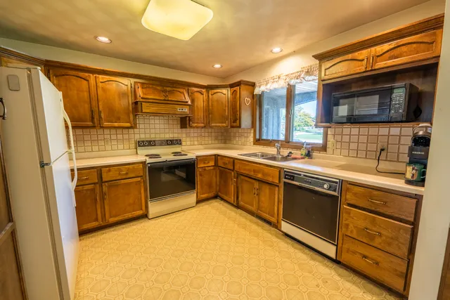 $329,900 | 1236 Meadowview Drive, Menasha, WI 54952