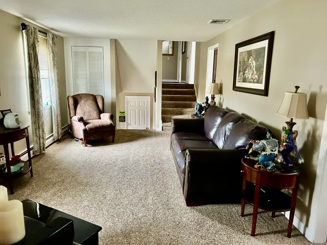 $585,000 | 15 Oxford Lane, Cromwell, CT 06416