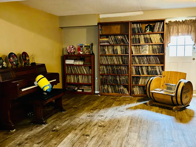 $585,000 | 15 Oxford Lane, Cromwell, CT 06416