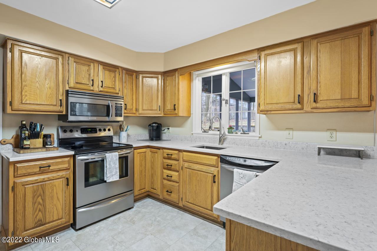 2262 Pine Ridge Road Schenectady, NY 12309 - Photo 6 of 27 Hommati.com-2262_Pine_Ridge_Rd_NY-03-31-