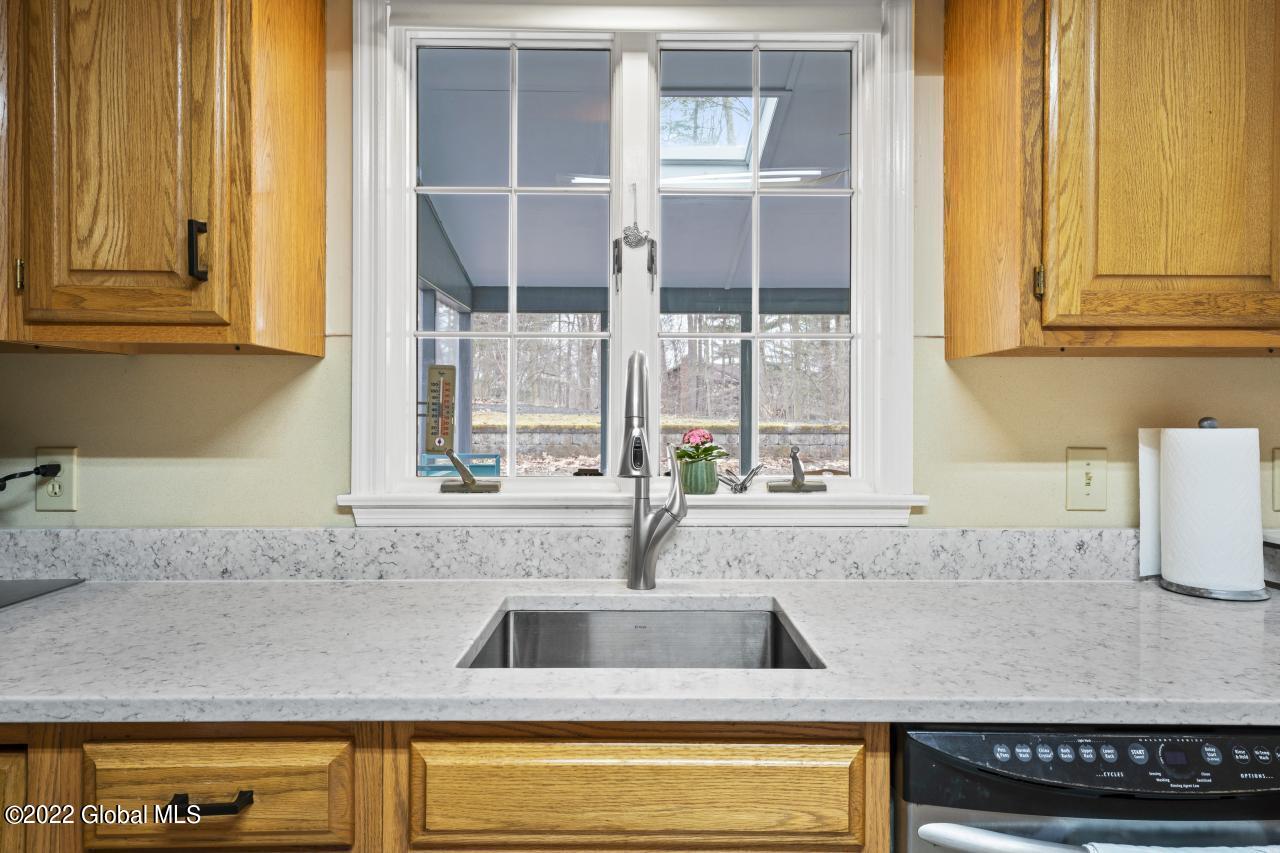 2262 Pine Ridge Road Schenectady, NY 12309 - Photo 7 of 27 Hommati.com-2262_Pine_Ridge_Rd_NY-03-31-