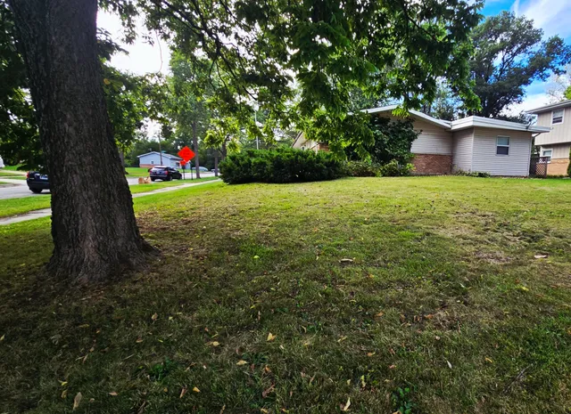 a view of a house with a backyard