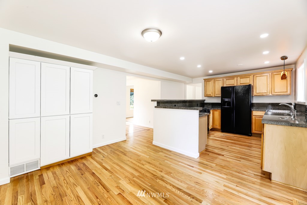 18315 6th Avenue Northwest Shoreline, WA 98177 - Photo 11 of 31