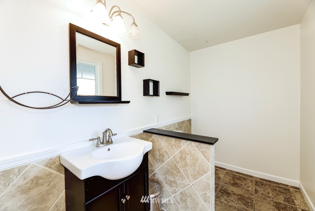 18315 6th Avenue Northwest Shoreline, WA 98177 - Photo 13 of 31