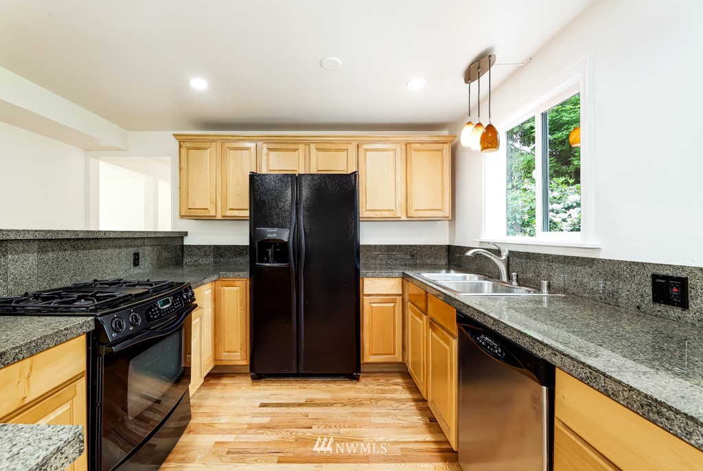 18315 6th Avenue Northwest Shoreline, WA 98177 - Photo 10 of 31