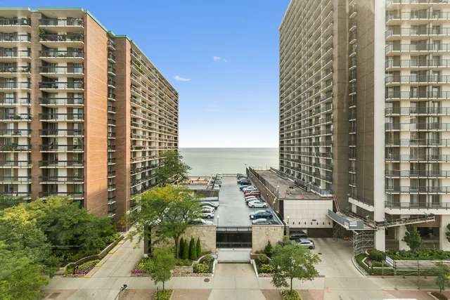 $1,961 | 5858 North Sheridan Road, Unit 402, Chicago, IL 60660